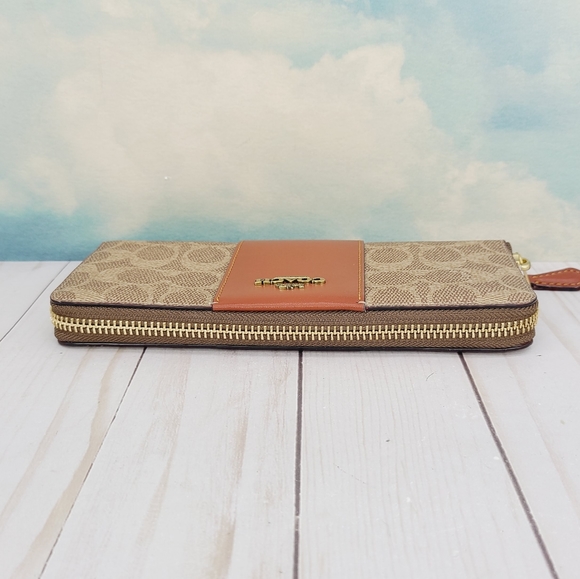 COACH Accordion Zip Wallet Signature - Picture 3 of 9